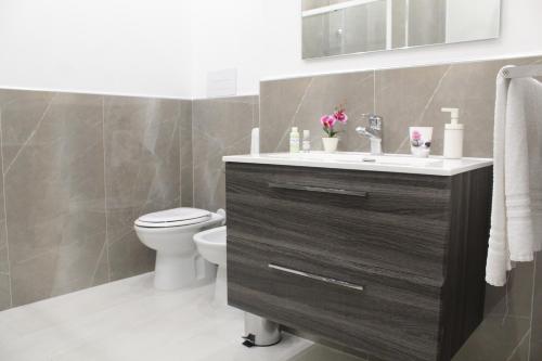 bagno con lavandino e servizi igienici di B&b Carpe Diem a Palermo