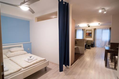 Postel nebo postele na pokoji v ubytování Apartment Vodni with parking