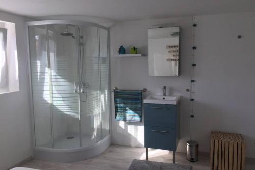 un baño con ducha y lavabo en Charmante Maison idéalement située, en Saint Gilles Croix de vie