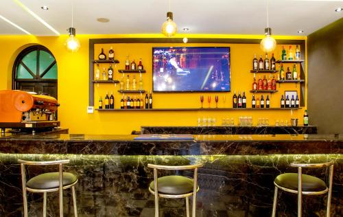 El salón o zona de bar de Hotel Akabar