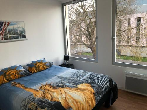 - une chambre avec un lit orné d'une peinture de lions dans l'établissement HYPER CENTRE - WIFI FIBRE GRATUIT - JERGWELOH - Le New Yorkais, à Caen