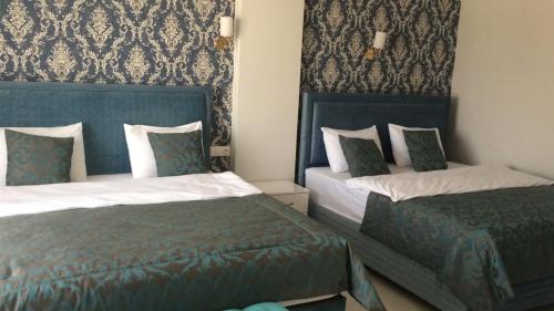 1 dormitorio con 2 camas en azul y blanco en The Cotton House Hotel, en Pamukkale