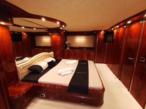 Gallery image of Rent Luxury Motor Yacht in Barcelona