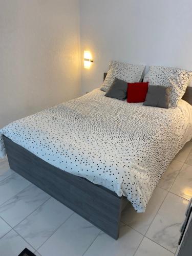 Un ou plusieurs lits dans un hébergement de l'établissement Agréable studio à proximité de Paris et Henri Mondor