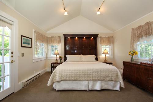 Un pat sau paturi într-o cameră la Olallieberry Inn Bed and Breakfast