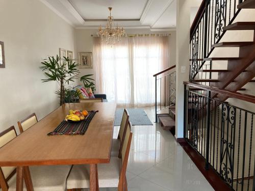 a dining room with a table and a chandelier at Charme no Centro in Cunha