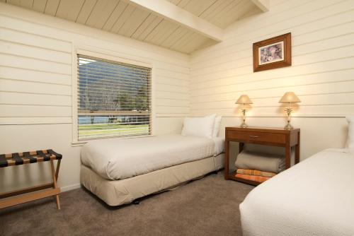 Llit o llits en una habitació de Furneaux Lodge