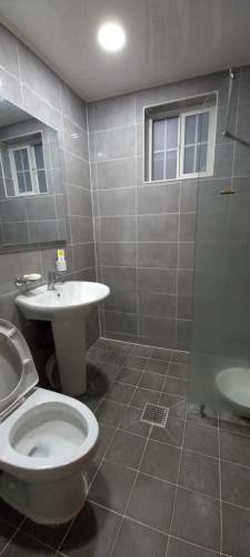 ein Bad mit einem WC, einem Waschbecken und einer Dusche in der Unterkunft Daecheon Ocean Hill Pension in Boryeong