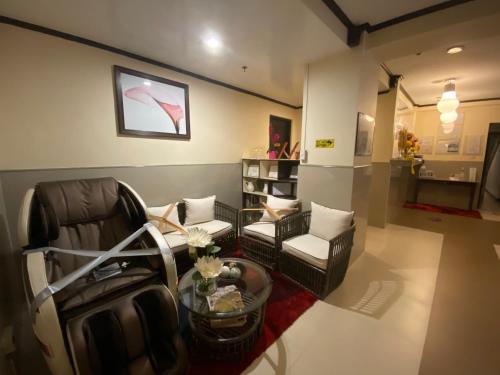 Posezení v ubytování Amax Inn Makati