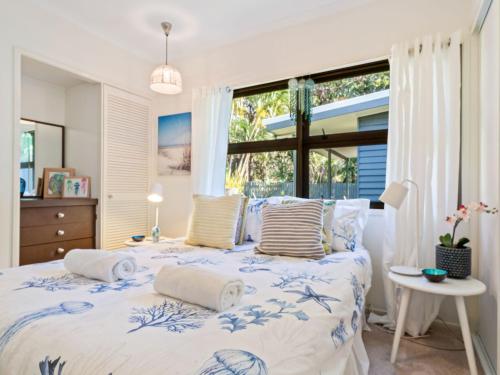 Ένα ή περισσότερα κρεβάτια σε δωμάτιο στο South Passage Beach House by Discover Stradbroke