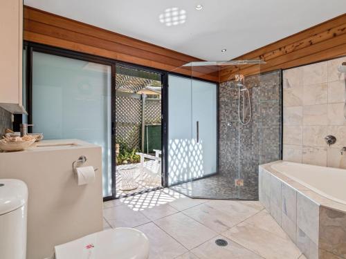 Ένα μπάνιο στο South Passage Beach House by Discover Stradbroke