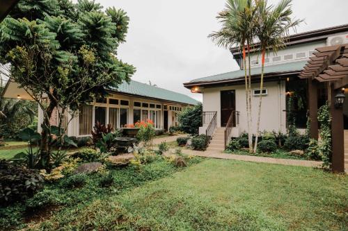ein Haus mit Garten davor in der Unterkunft Hotel Kimberly Tagaytay in Tagaytay