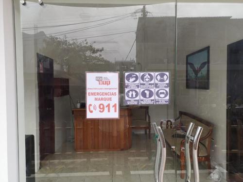 Una ventana de una tienda con letreros. en Hostal Sandrita, en Puerto Villamil