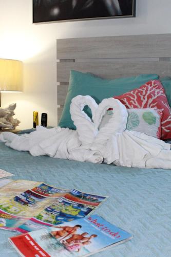 Letto o letti in una camera di BELL At The Airport Suites Adults Only - Free Airport Transportation
