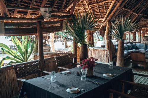 a table in a restaurant with a black table cloth at Che Shale in Mambrui