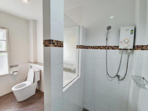 een badkamer met een toilet en een douche bij Orchid Surin in Surin
