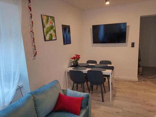 Televízia a/alebo spoločenská miestnosť v ubytovaní Apartament na Zakręcie