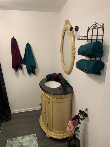 a bathroom with a sink and a mirror on the wall at Smaragd in Doba