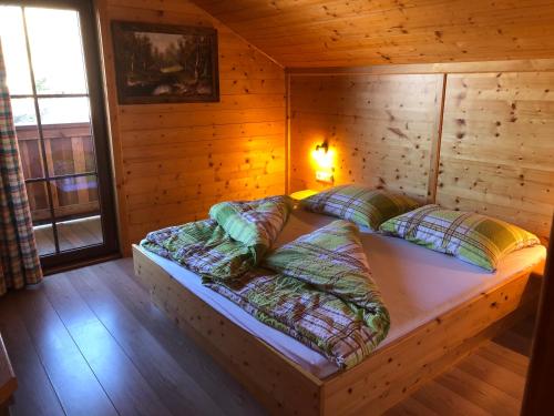 Tempat tidur dalam kamar di Wilderer Alm Chalet Katschberg