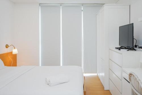 Ένα ή περισσότερα κρεβάτια σε δωμάτιο στο Relax and Comfy @ Studio Casa De Parco Apartment By Travelio