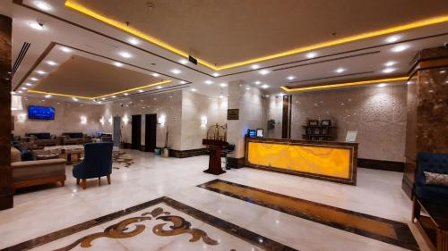 فندق ملاك الصفوة في مكة المكرمة: لوبي فيه كنب وطاولة في الغرفة