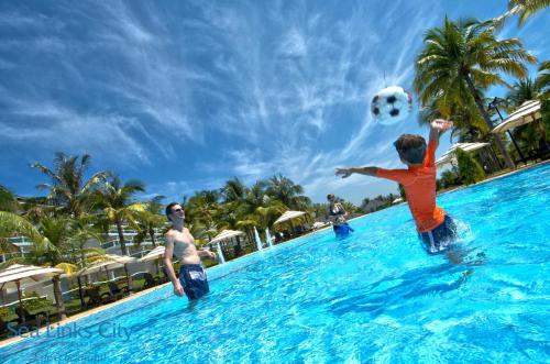Kolam renang di atau dekat dengan Sea Links Beach Villa
