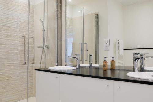 une salle de bain avec deux lavabos et une douche dans l'établissement IMMOGROOM - SEA VIEW - 2 min from beach - CONGRESSBEACHES, à Cannes