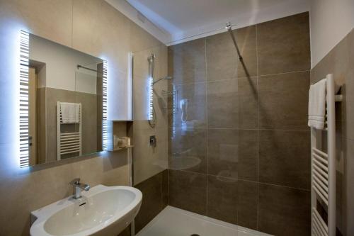 een badkamer met een wastafel en een douche bij Hotel Villa Malpensa in Vizzola Ticino