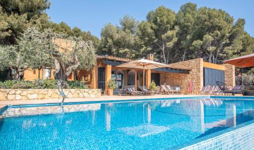 una piscina frente a una casa en TarracoHomes, TH112 Sunrise Villa, en Altafulla