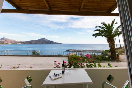 Habitación con vistas a la playa y al océano. en Joanna Studios, en Plakias