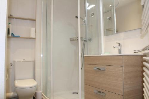 uma casa de banho com um chuveiro, um WC e um lavatório. em GAMBETTA 2 AVEC LES CLES DE SAINT JEAN DE LUZ em Saint-Jean-de-Luz