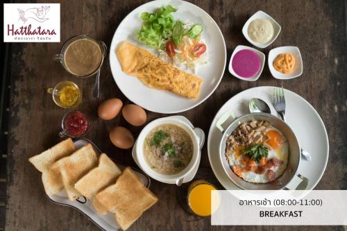 twee borden eten op een tafel met eten bij Hatthatara Resort in Samut Songkhram