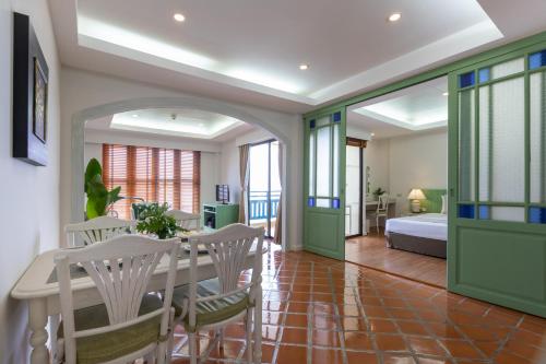 ein Esszimmer mit einem Tisch und Stühlen sowie ein Schlafzimmer in der Unterkunft Kantary Bay Hotel Phuket in Panwa Beach