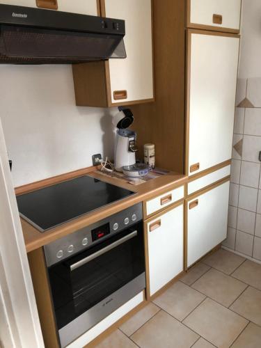 a kitchen with a stove top oven in a kitchen at Ferienwohnung Behrens-Reinke in Albstadt