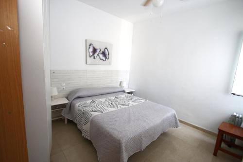 ミアミ・プラトーヤにあるLas Marinas Aの白いベッドルーム(ベッド1台、デスク付)