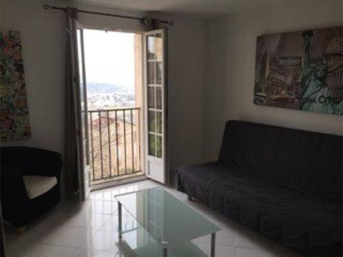 Appartement Citadelle في كورتي: غرفة معيشة مع أريكة وطاولة زجاجية