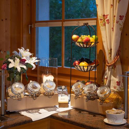 a counter with two baskets of fruit and clocks at Gasthof Löwen by Hotel Montafoner Hof in Schruns-Tschagguns