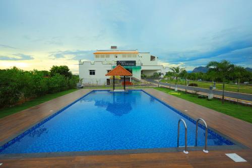 Swimming pool sa o malapit sa Hotel Rajeswari International