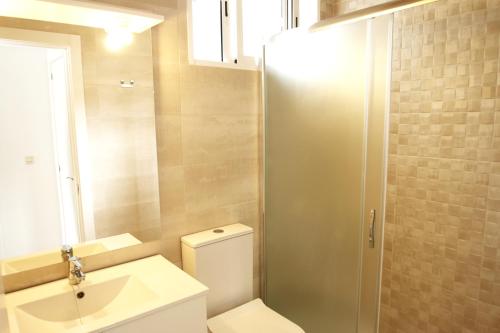 ミアミ・プラトーヤにあるLas Marinas Bのバスルーム(トイレ、洗面台、シャワー付)