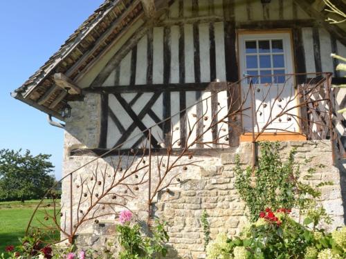 uma casa antiga com uma janela e uma varanda em Maison d'Hôtes la Bihorée em Lisieux