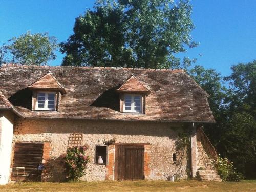 una vieja casa de ladrillo con dos ventanas y una puerta en Maison d'Hôtes la Bihorée, en Lisieux