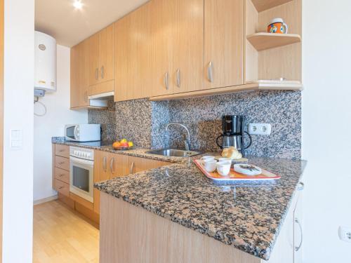 Η κουζίνα ή μικρή κουζίνα στο Apartment Nuvol Blau-2 by Interhome