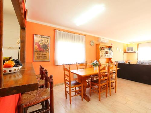 サン・マルティー・ダンプリアスにあるHoliday Home Don Felipe by Interhomeのキッチン、ダイニングルーム(テーブル、椅子付)