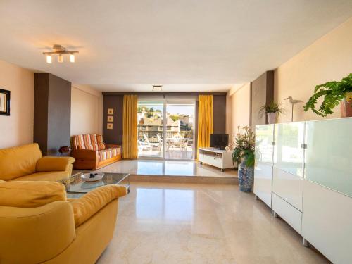 ein Wohnzimmer mit einem Sofa und einem Tisch in der Unterkunft Apartment Manzanera by Interhome in Calpe