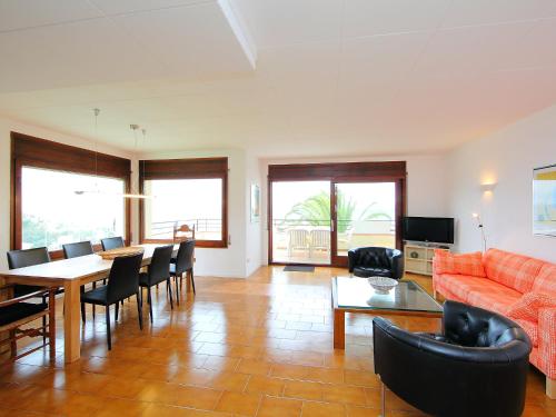 TV a/nebo společenská místnost v ubytování Apartment Las Alondras-1 by Interhome