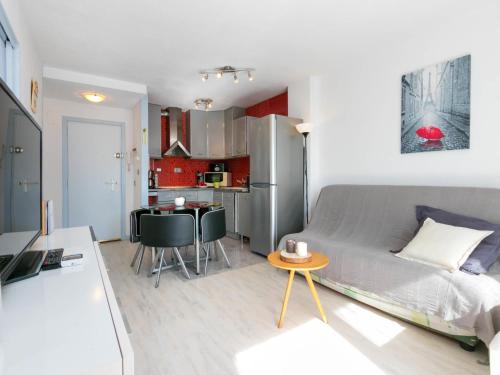um quarto com uma cama e uma cozinha com uma mesa em Apartment Royal Marine by Interhome em Roses