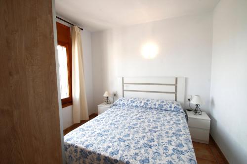 ミアミ・プラトーヤにあるLas Marinas Cの白いベッドルーム(青い毛布付きのベッド付)