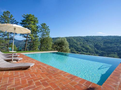 uma piscina com duas cadeiras e um guarda-sol em Holiday Home Aurora by Interhome em Pescia