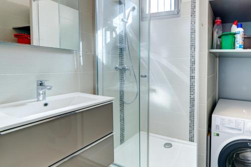 La salle de bains est pourvue d'une douche, d'un lavabo et d'un lave-linge. dans l'établissement IMMOGROOM - Charming apartment - City Center - Wifi - AC, à Cannes