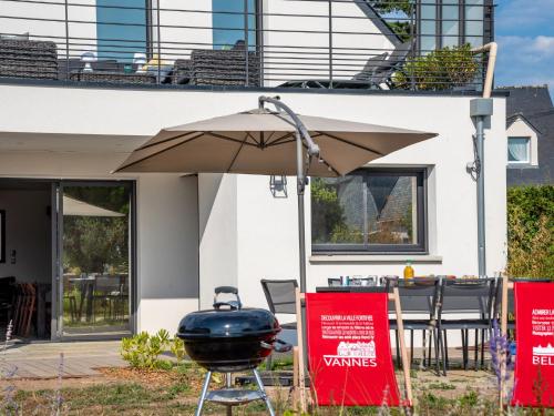 - un barbecue et un parasol en face d'une maison dans l'établissement Holiday Home Villa Kerhostin by Interhome, à Kerhostin
